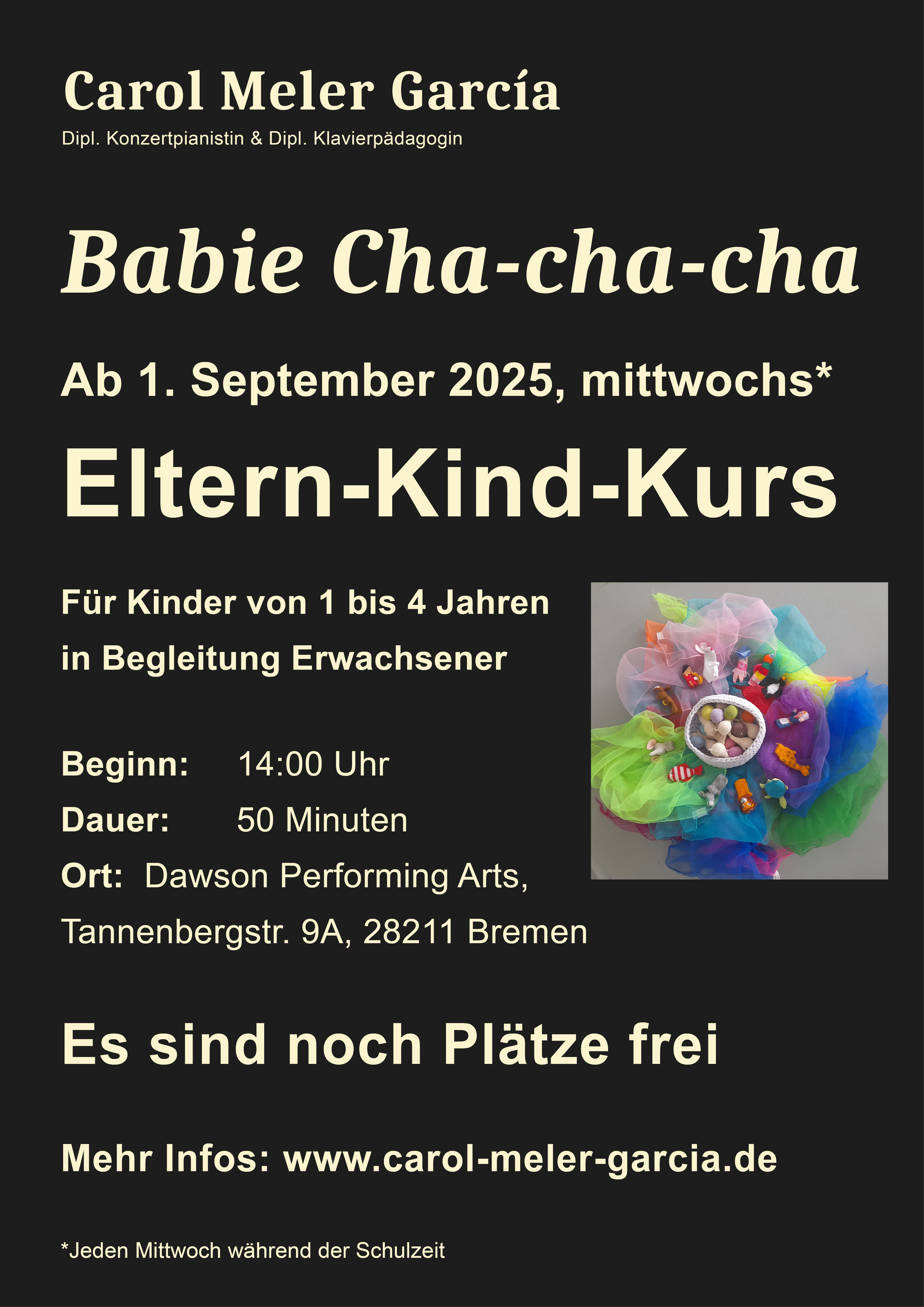 kleine Spielzeugfiguren liegen auf Tüchern im Kreis